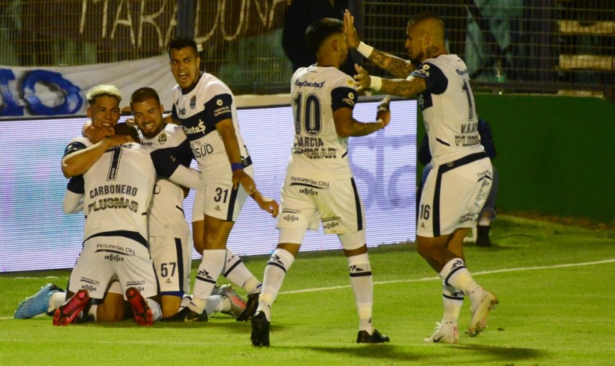 Gimnasia gole 3-0 a Patronato, el mejor regalo para Diego