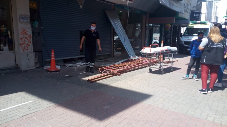 Dos obreros cayeron del techo de un local en la peatonal Rivadavia
