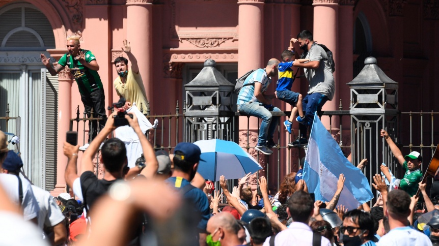 Incidentes con la gente que quiere ingresar a Plaza de Mayo para despedir a Diego