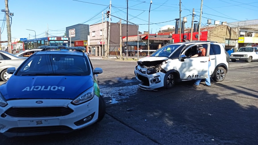 Violento choque en Quilmes Oeste por cruzar un semforo en rojo