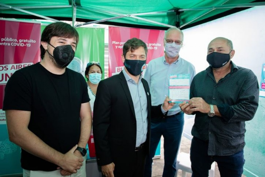 Kicillof y Secco visitaron el operativo de vacunacin en Ensenada