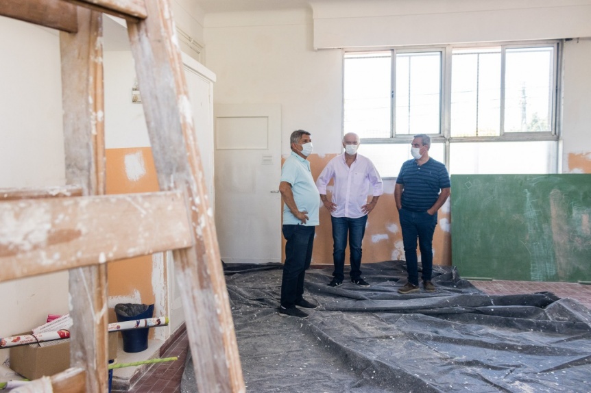 Grindetti recorri obras de remodelacin de escuelas en Lans Este